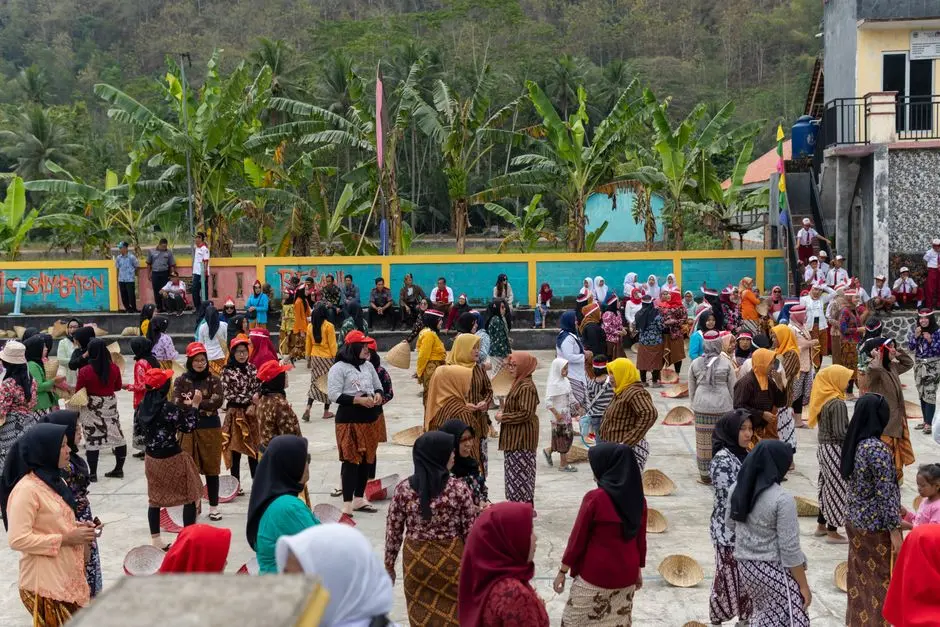 Suasana berbincang santai antaranggota komunitas di Idi Rayeuk