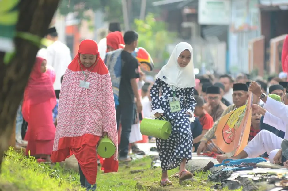 Peserta komunitas membawa hasil kegiatan bersama di Idirayeuk